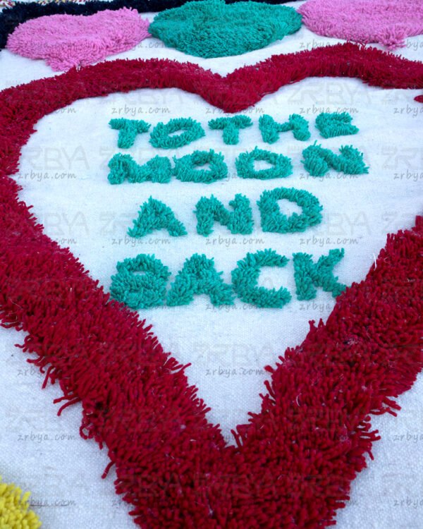 ⁦TO THE MOON AND BACK – ألوان هادئة مع نقش قلوب ملونة⁩ - الصورة ⁦3⁩