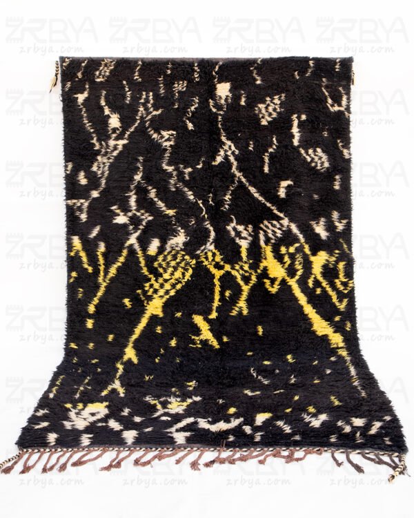 بني وراين رائع من الصوف الحريري الناعم بنقوش هندسية باللونين الأسود والأصفر.